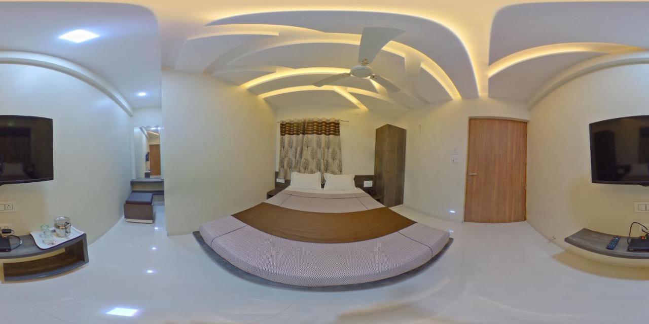 Hotel Ramkrishna Inn 콜라푸르 외부 사진